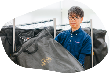 クリーニング作業を行っているスタッフ